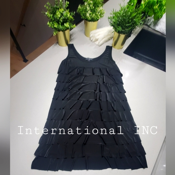 INTERNATIONAL INC Jolie petite robe noire avec superposition de tissus - Picture 1 of 6